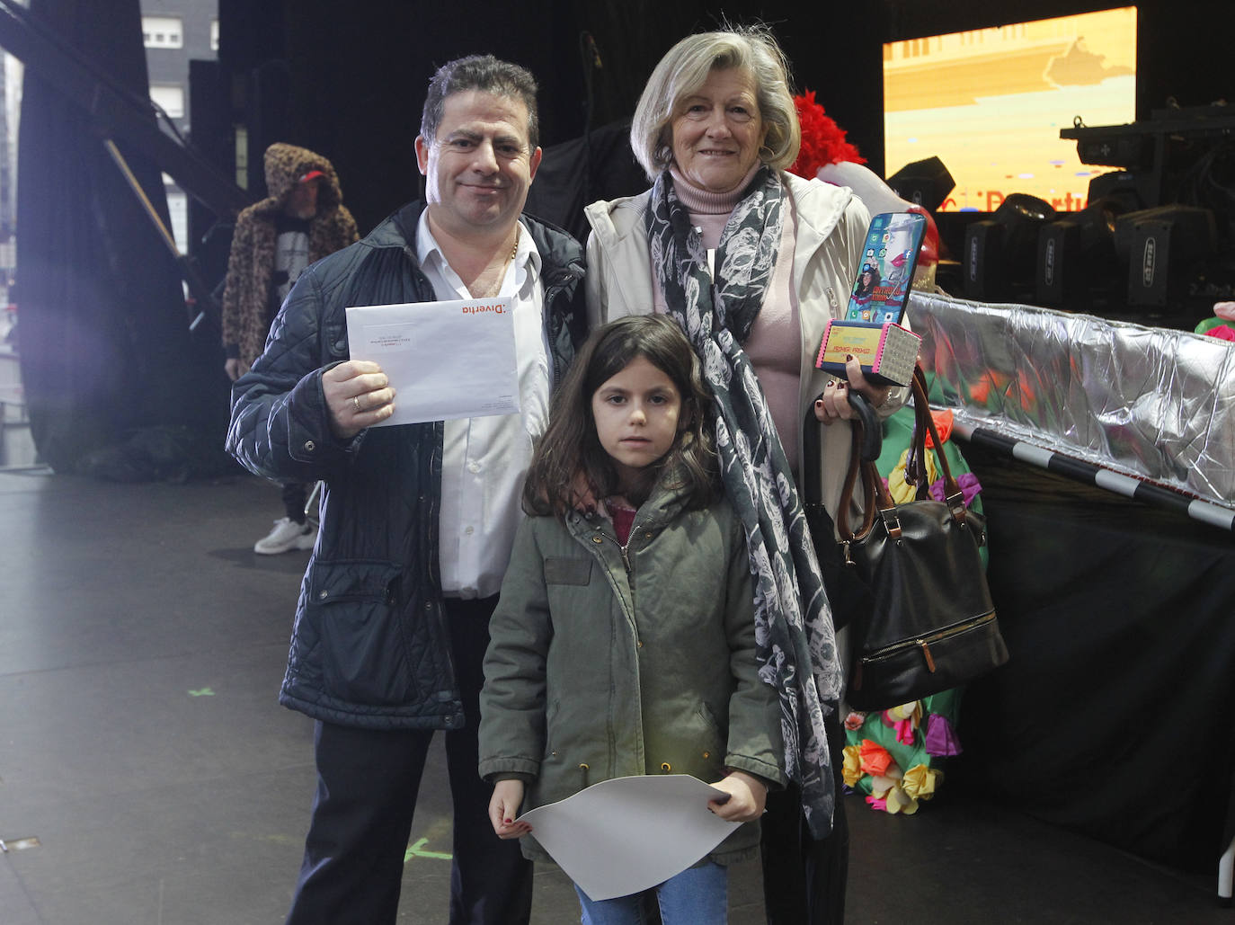 Xareu N'el Ñeru se llevó el primer premio del XXXIII Concurso de Charangas del antroxu gijonés por segundo año consecutivo. Esta charanga del barrio de Jove lució colorido con su 'Tribu Perdida' de chamanes, ataviados con unos trajes espectaculares con motivos tropicales. El segundo puesto fue para Los Gijonudos, mientras que Los Tardones se llevaron el tercero.