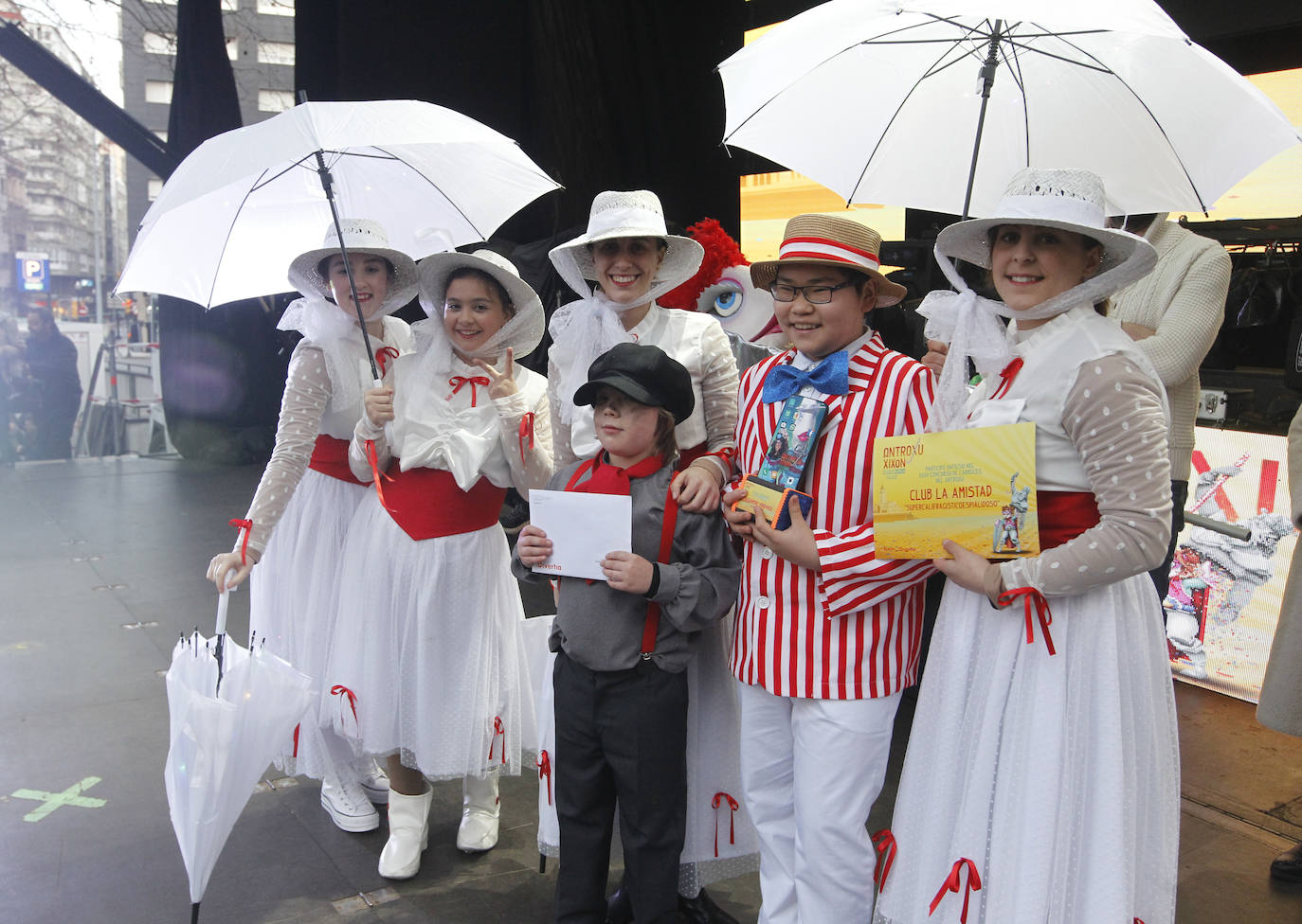 Xareu N'el Ñeru se llevó el primer premio del XXXIII Concurso de Charangas del antroxu gijonés por segundo año consecutivo. Esta charanga del barrio de Jove lució colorido con su 'Tribu Perdida' de chamanes, ataviados con unos trajes espectaculares con motivos tropicales. El segundo puesto fue para Los Gijonudos, mientras que Los Tardones se llevaron el tercero.