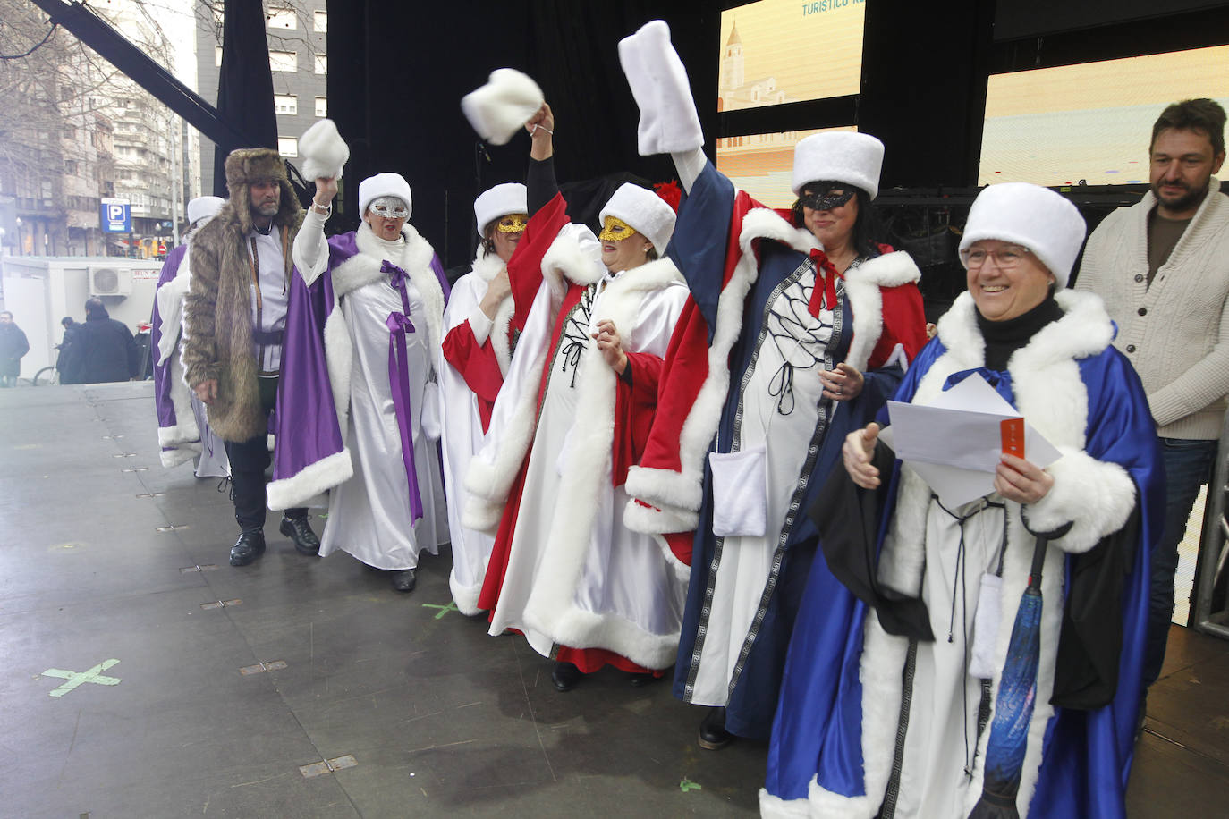 Xareu N'el Ñeru se llevó el primer premio del XXXIII Concurso de Charangas del antroxu gijonés por segundo año consecutivo. Esta charanga del barrio de Jove lució colorido con su 'Tribu Perdida' de chamanes, ataviados con unos trajes espectaculares con motivos tropicales. El segundo puesto fue para Los Gijonudos, mientras que Los Tardones se llevaron el tercero.