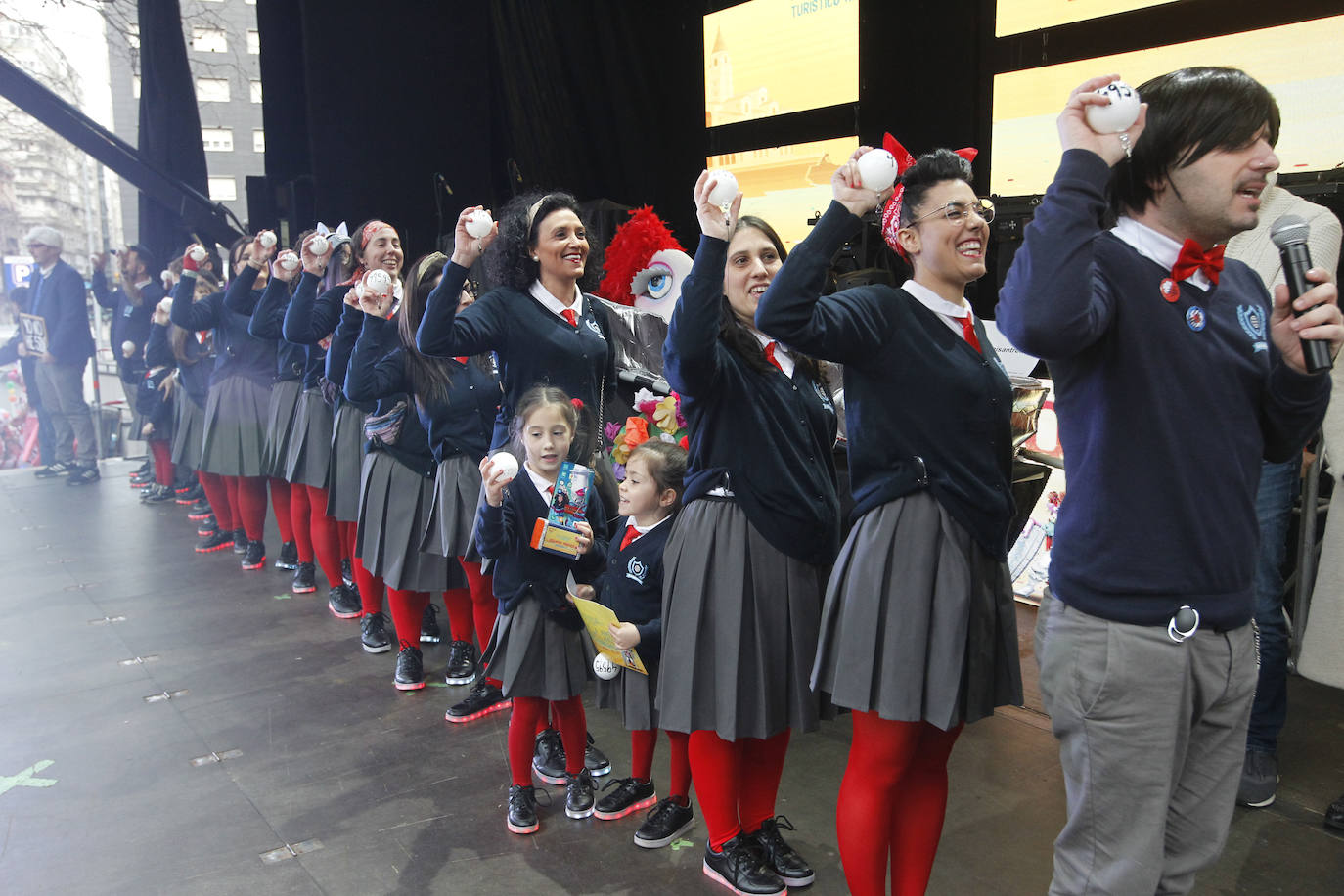 Xareu N'el Ñeru se llevó el primer premio del XXXIII Concurso de Charangas del antroxu gijonés por segundo año consecutivo. Esta charanga del barrio de Jove lució colorido con su 'Tribu Perdida' de chamanes, ataviados con unos trajes espectaculares con motivos tropicales. El segundo puesto fue para Los Gijonudos, mientras que Los Tardones se llevaron el tercero.