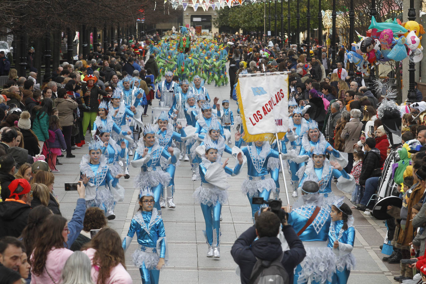 Xareu N'el Ñeru se llevó el primer premio del XXXIII Concurso de Charangas del antroxu gijonés por segundo año consecutivo. Esta charanga del barrio de Jove lució colorido con su 'Tribu Perdida' de chamanes, ataviados con unos trajes espectaculares con motivos tropicales. El segundo puesto fue para Los Gijonudos, mientras que Los Tardones se llevaron el tercero.