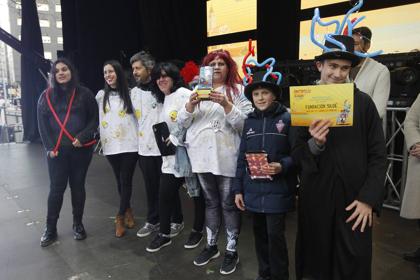 Xareu N'el Ñeru se llevó el primer premio del XXXIII Concurso de Charangas del antroxu gijonés por segundo año consecutivo. Esta charanga del barrio de Jove lució colorido con su 'Tribu Perdida' de chamanes, ataviados con unos trajes espectaculares con motivos tropicales. El segundo puesto fue para Los Gijonudos, mientras que Los Tardones se llevaron el tercero.