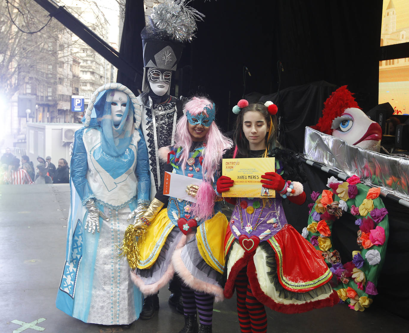 Xareu N'el Ñeru se llevó el primer premio del XXXIII Concurso de Charangas del antroxu gijonés por segundo año consecutivo. Esta charanga del barrio de Jove lució colorido con su 'Tribu Perdida' de chamanes, ataviados con unos trajes espectaculares con motivos tropicales. El segundo puesto fue para Los Gijonudos, mientras que Los Tardones se llevaron el tercero.