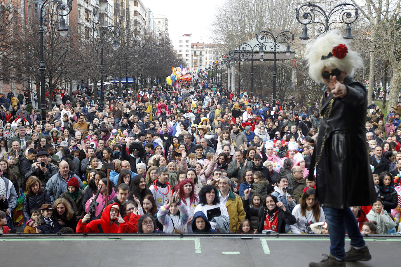 Xareu N'el Ñeru se llevó el primer premio del XXXIII Concurso de Charangas del antroxu gijonés por segundo año consecutivo. Esta charanga del barrio de Jove lució colorido con su 'Tribu Perdida' de chamanes, ataviados con unos trajes espectaculares con motivos tropicales. El segundo puesto fue para Los Gijonudos, mientras que Los Tardones se llevaron el tercero.