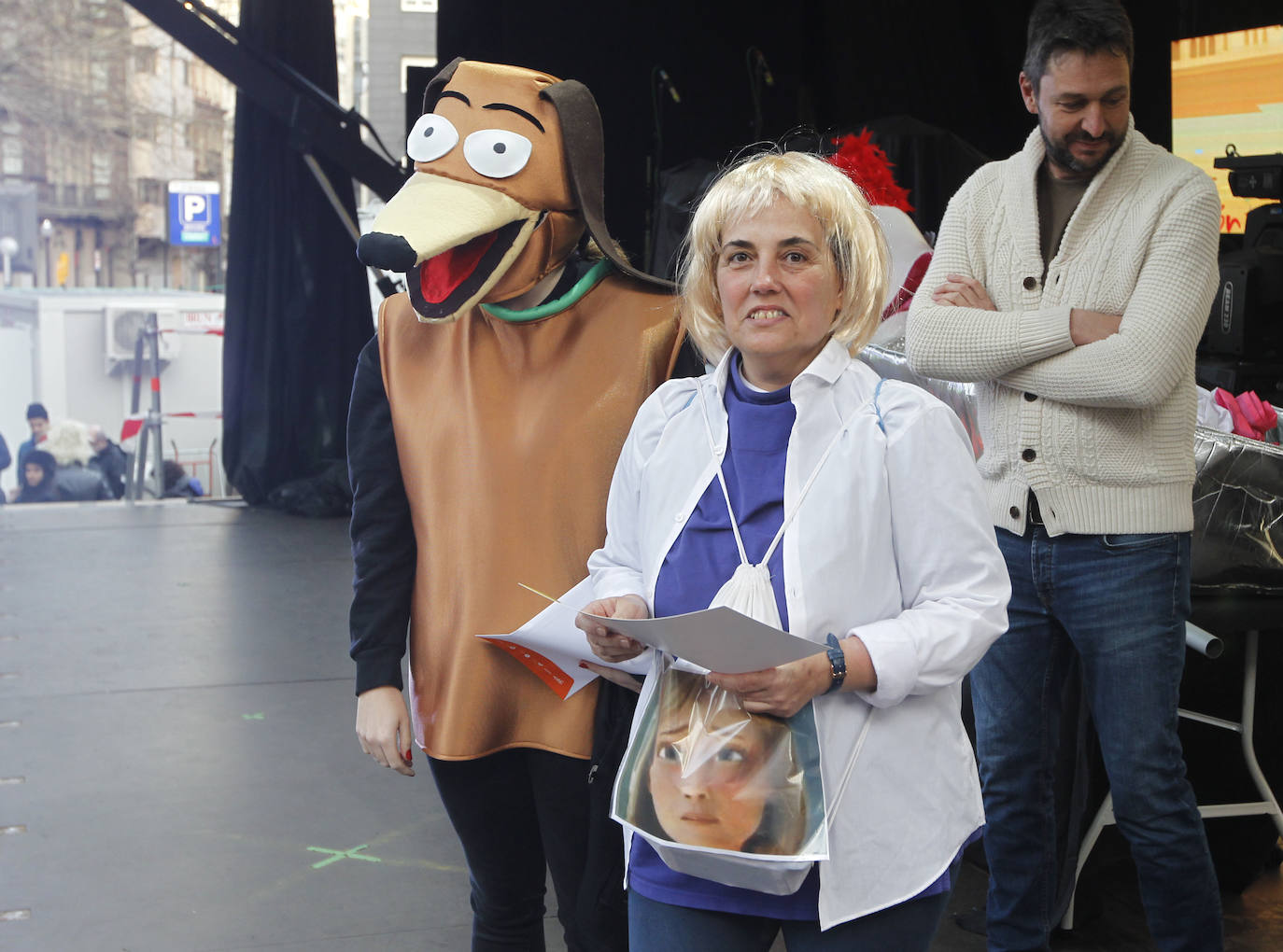 Xareu N'el Ñeru se llevó el primer premio del XXXIII Concurso de Charangas del antroxu gijonés por segundo año consecutivo. Esta charanga del barrio de Jove lució colorido con su 'Tribu Perdida' de chamanes, ataviados con unos trajes espectaculares con motivos tropicales. El segundo puesto fue para Los Gijonudos, mientras que Los Tardones se llevaron el tercero.