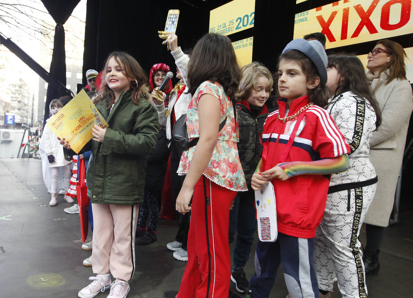 Xareu N'el Ñeru se llevó el primer premio del XXXIII Concurso de Charangas del antroxu gijonés por segundo año consecutivo. Esta charanga del barrio de Jove lució colorido con su 'Tribu Perdida' de chamanes, ataviados con unos trajes espectaculares con motivos tropicales. El segundo puesto fue para Los Gijonudos, mientras que Los Tardones se llevaron el tercero.