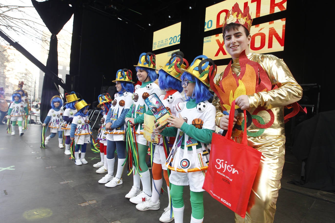 Xareu N'el Ñeru se llevó el primer premio del XXXIII Concurso de Charangas del antroxu gijonés por segundo año consecutivo. Esta charanga del barrio de Jove lució colorido con su 'Tribu Perdida' de chamanes, ataviados con unos trajes espectaculares con motivos tropicales. El segundo puesto fue para Los Gijonudos, mientras que Los Tardones se llevaron el tercero.