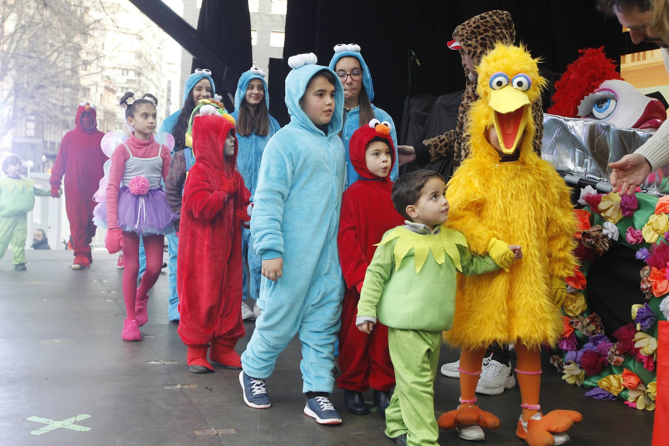 Xareu N'el Ñeru se llevó el primer premio del XXXIII Concurso de Charangas del antroxu gijonés por segundo año consecutivo. Esta charanga del barrio de Jove lució colorido con su 'Tribu Perdida' de chamanes, ataviados con unos trajes espectaculares con motivos tropicales. El segundo puesto fue para Los Gijonudos, mientras que Los Tardones se llevaron el tercero.