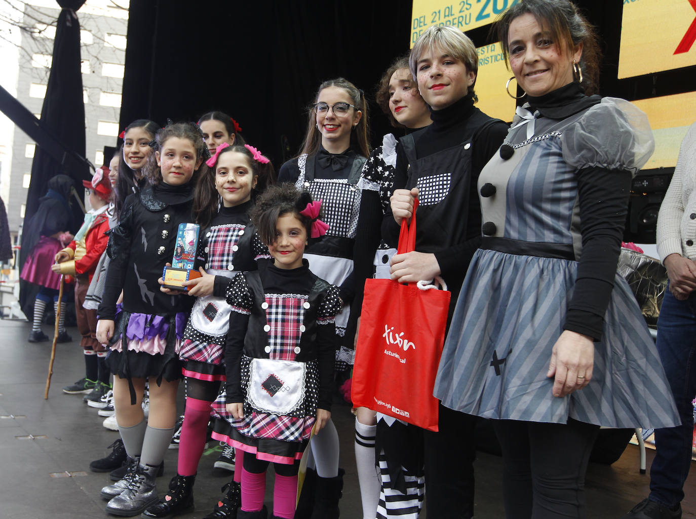 Xareu N'el Ñeru se llevó el primer premio del XXXIII Concurso de Charangas del antroxu gijonés por segundo año consecutivo. Esta charanga del barrio de Jove lució colorido con su 'Tribu Perdida' de chamanes, ataviados con unos trajes espectaculares con motivos tropicales. El segundo puesto fue para Los Gijonudos, mientras que Los Tardones se llevaron el tercero.