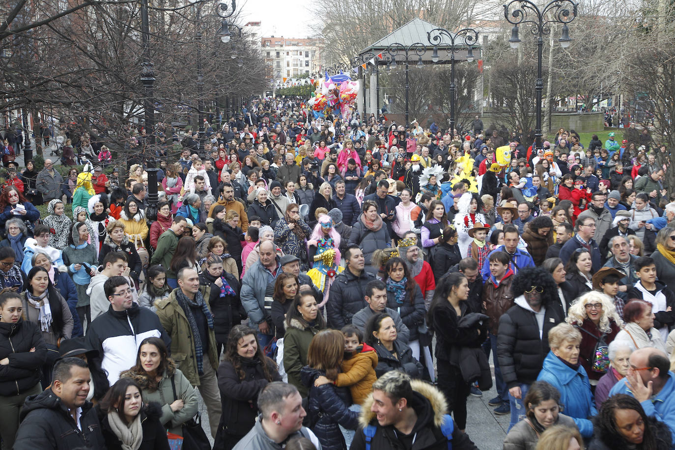 Xareu N'el Ñeru se llevó el primer premio del XXXIII Concurso de Charangas del antroxu gijonés por segundo año consecutivo. Esta charanga del barrio de Jove lució colorido con su 'Tribu Perdida' de chamanes, ataviados con unos trajes espectaculares con motivos tropicales. El segundo puesto fue para Los Gijonudos, mientras que Los Tardones se llevaron el tercero.