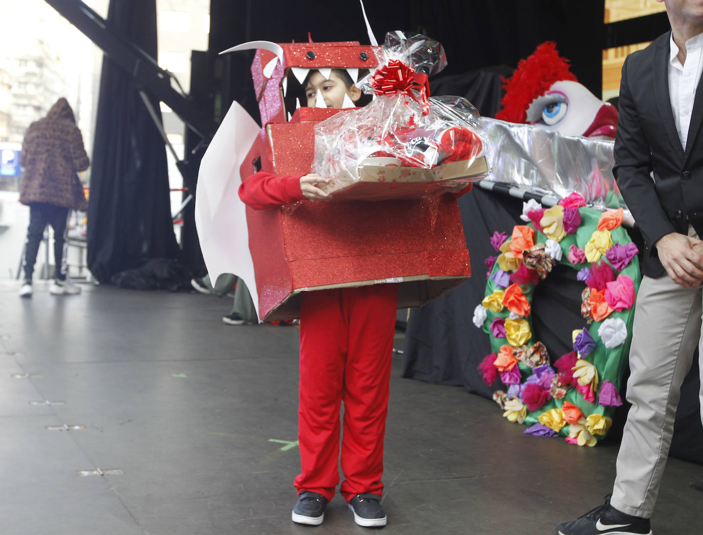 Xareu N'el Ñeru se llevó el primer premio del XXXIII Concurso de Charangas del antroxu gijonés por segundo año consecutivo. Esta charanga del barrio de Jove lució colorido con su 'Tribu Perdida' de chamanes, ataviados con unos trajes espectaculares con motivos tropicales. El segundo puesto fue para Los Gijonudos, mientras que Los Tardones se llevaron el tercero.