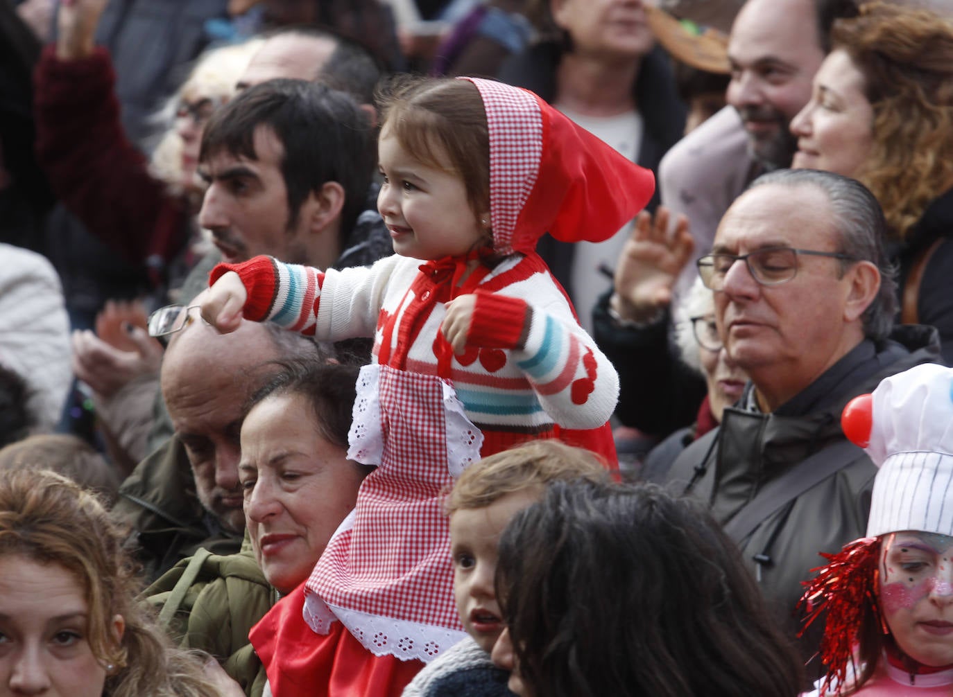 Xareu N'el Ñeru se llevó el primer premio del XXXIII Concurso de Charangas del antroxu gijonés por segundo año consecutivo. Esta charanga del barrio de Jove lució colorido con su 'Tribu Perdida' de chamanes, ataviados con unos trajes espectaculares con motivos tropicales. El segundo puesto fue para Los Gijonudos, mientras que Los Tardones se llevaron el tercero.