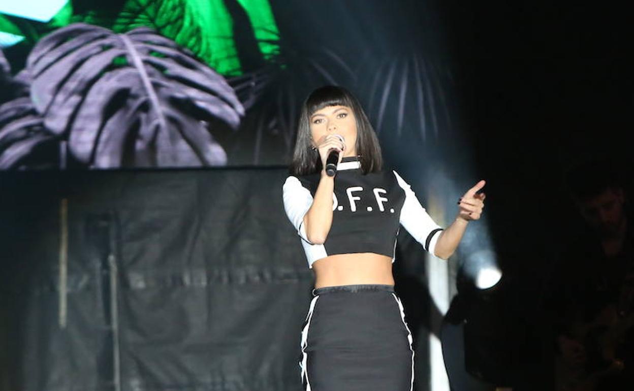 Inna, anoche sobre el escenario de la plaza de España. 
