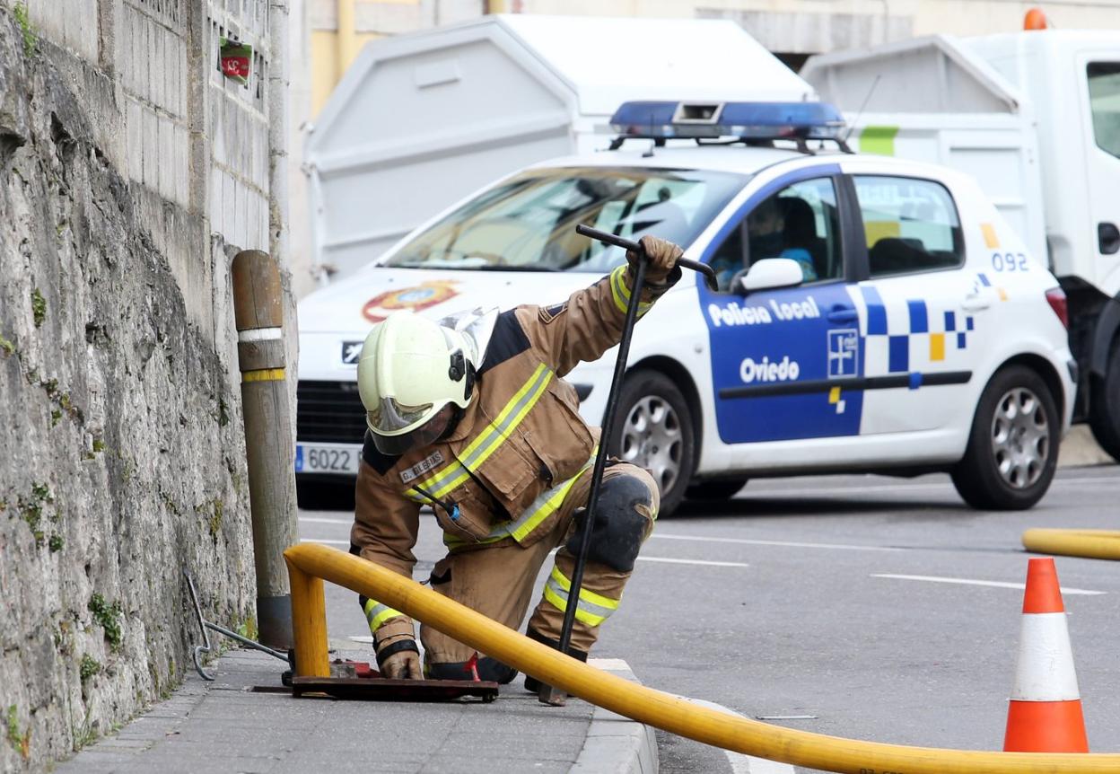 Un bombero acciona un hidrante en Las Segadas. 