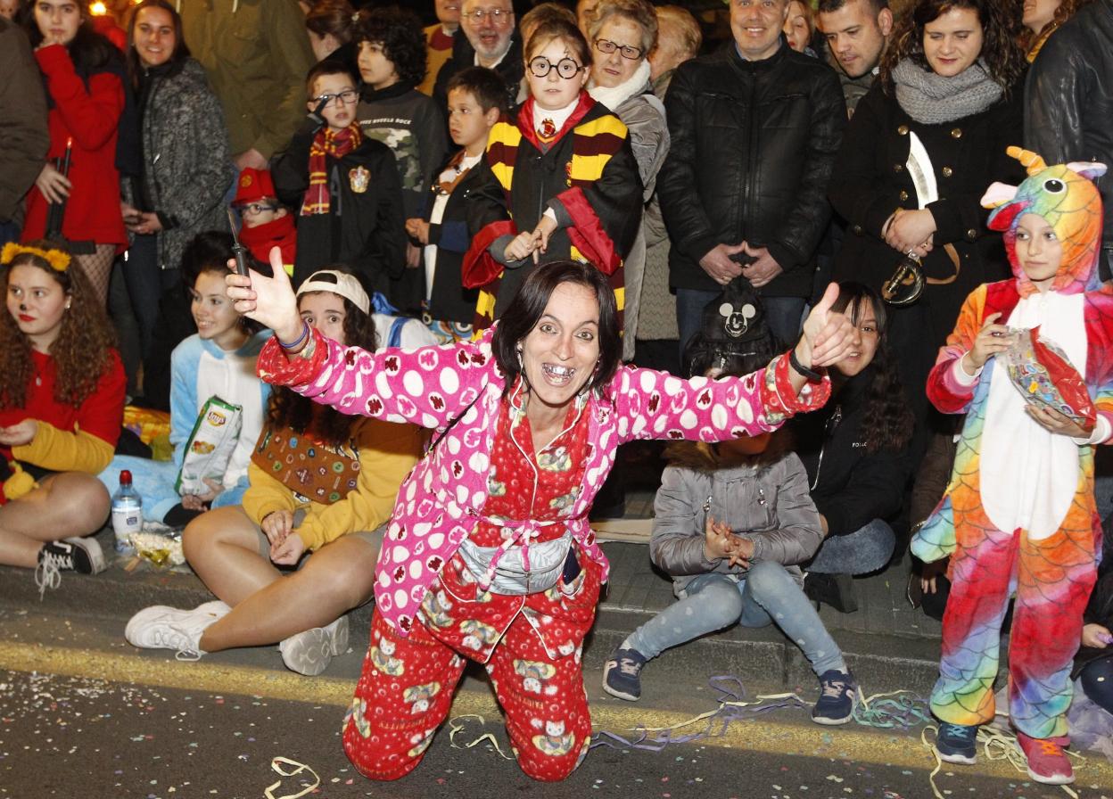 El entusiasmo de los adultos a pie de calle era evidente desde el inicio del desfile. 