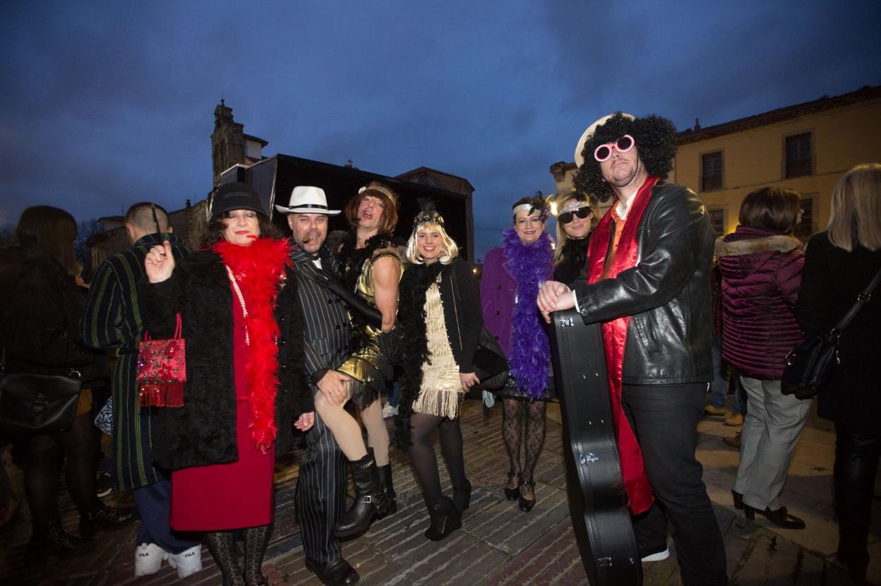 Murga La Hermandad antes de subir al escenario. 