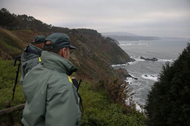 Integrantes del dispositivo de rescate vigilan la zona donde desapareció el percebero desde el mirador del Espíritu Santo. 