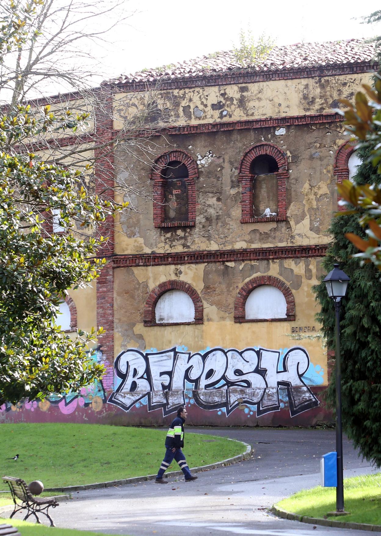 La plaza de toros llena de pintadas. 