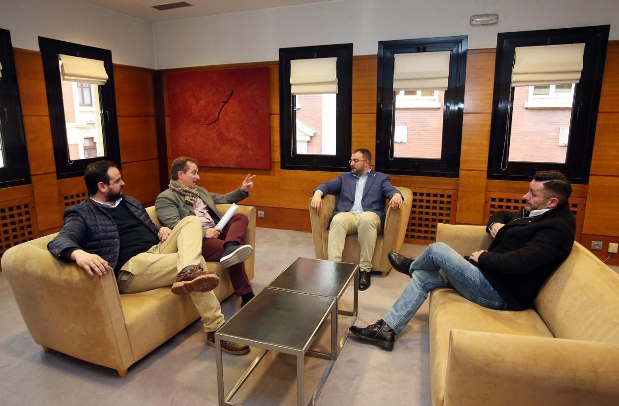 Jenaro Martínez, Pedro Hojas, Adrián Barbón y Javier Fernández Lanero, ayer, en el encuentro mantenido en la sede de Presidencia. 