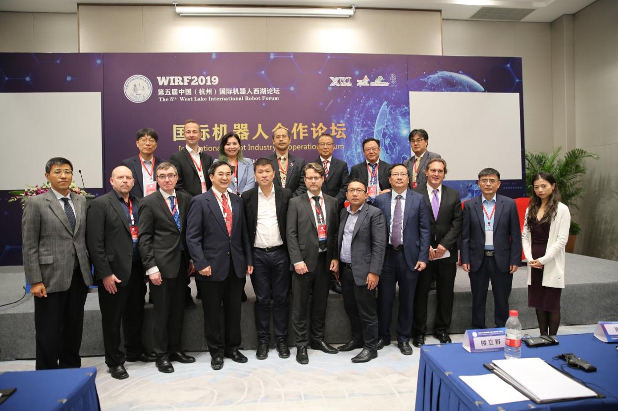 Ignacio Secades (tercero por la derecha), director comercial de Canonical, con sus socios comerciales de China. 