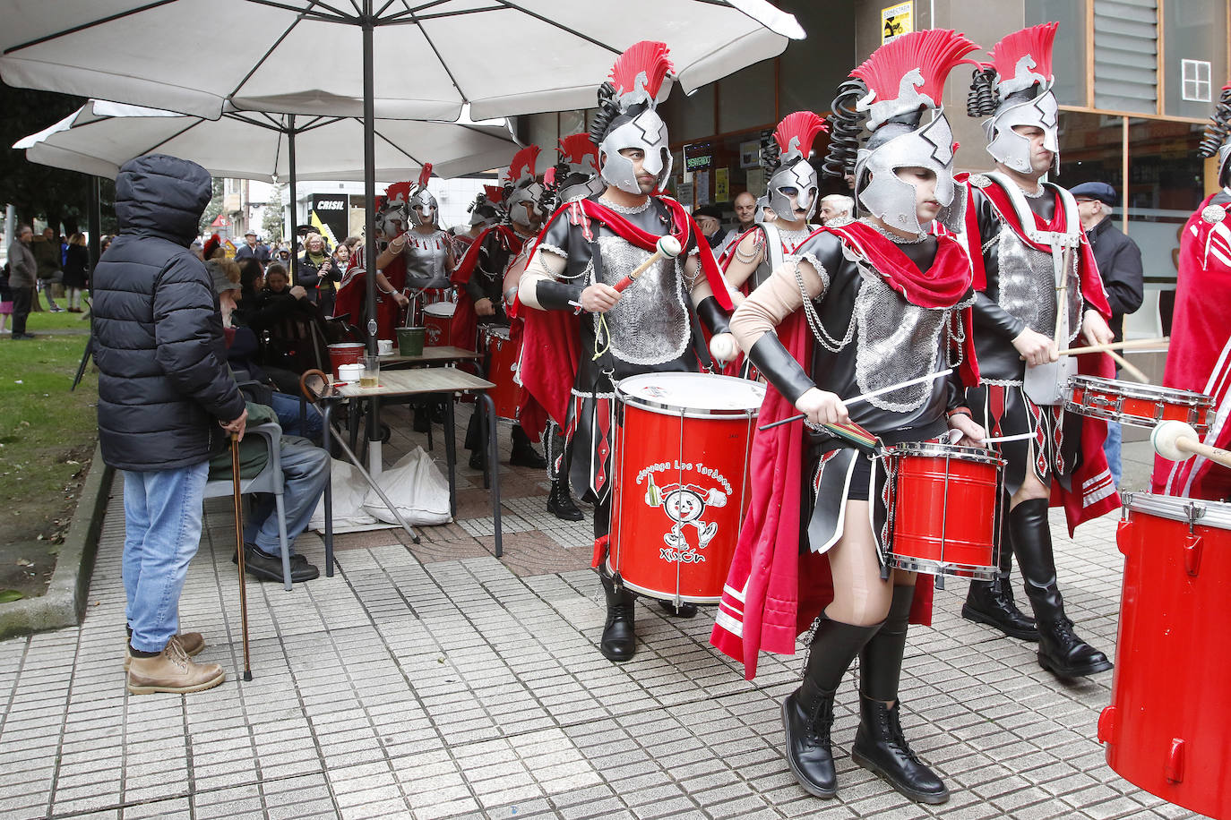 El barrio gijonés se echó a la calle con disfraces de soldados, animales varios o trolls