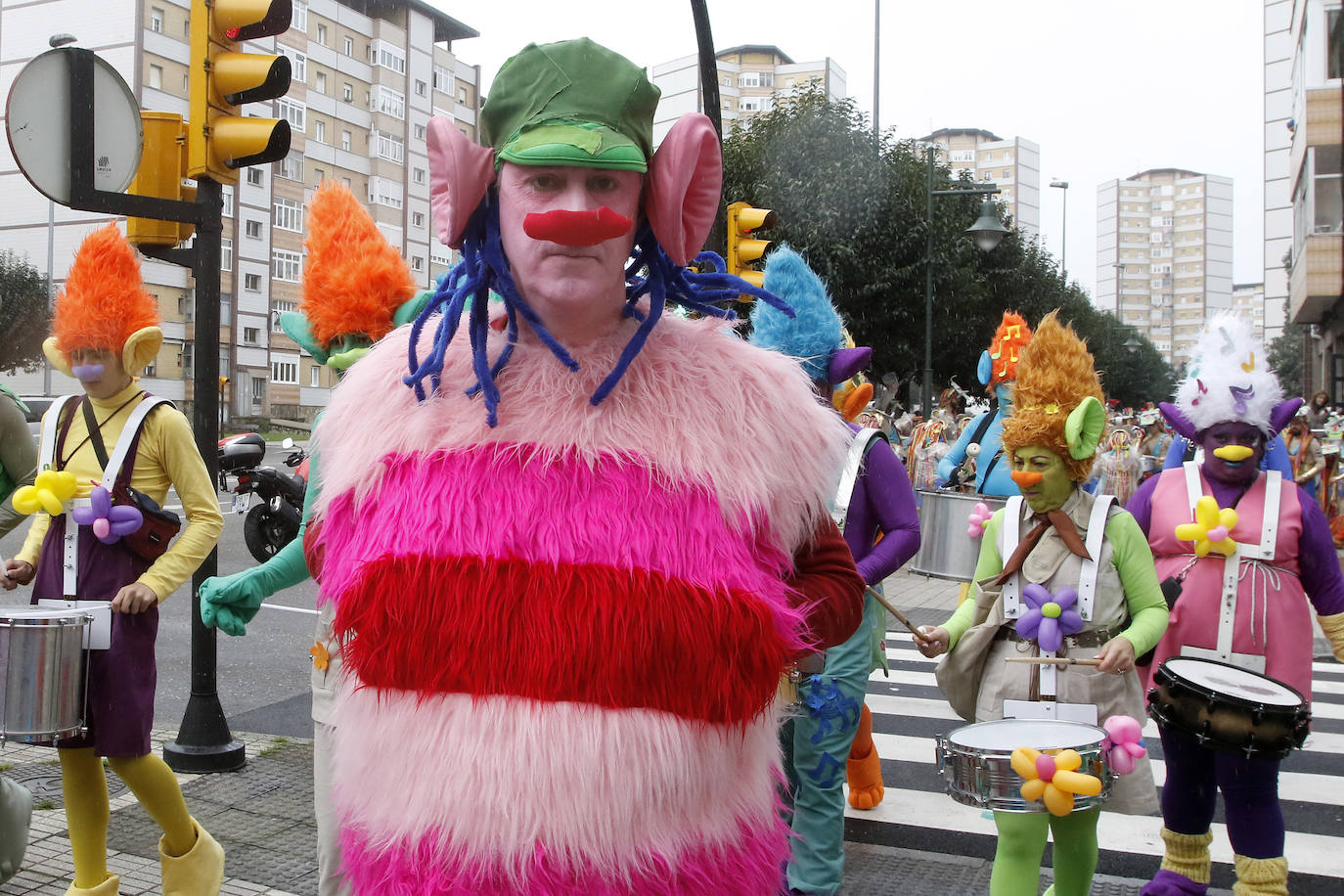 El barrio gijonés se echó a la calle con disfraces de soldados, animales varios o trolls