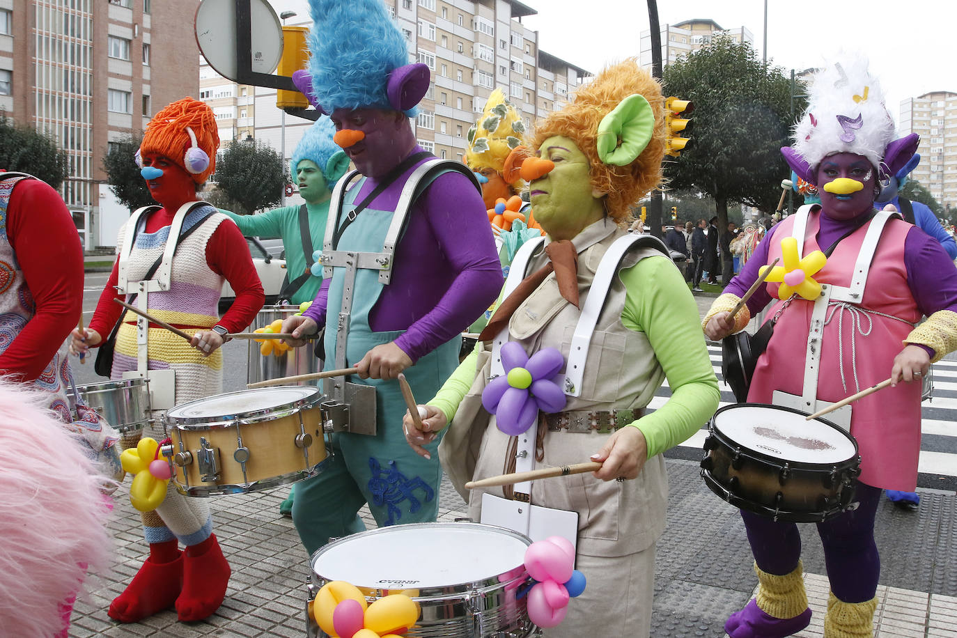 El barrio gijonés se echó a la calle con disfraces de soldados, animales varios o trolls