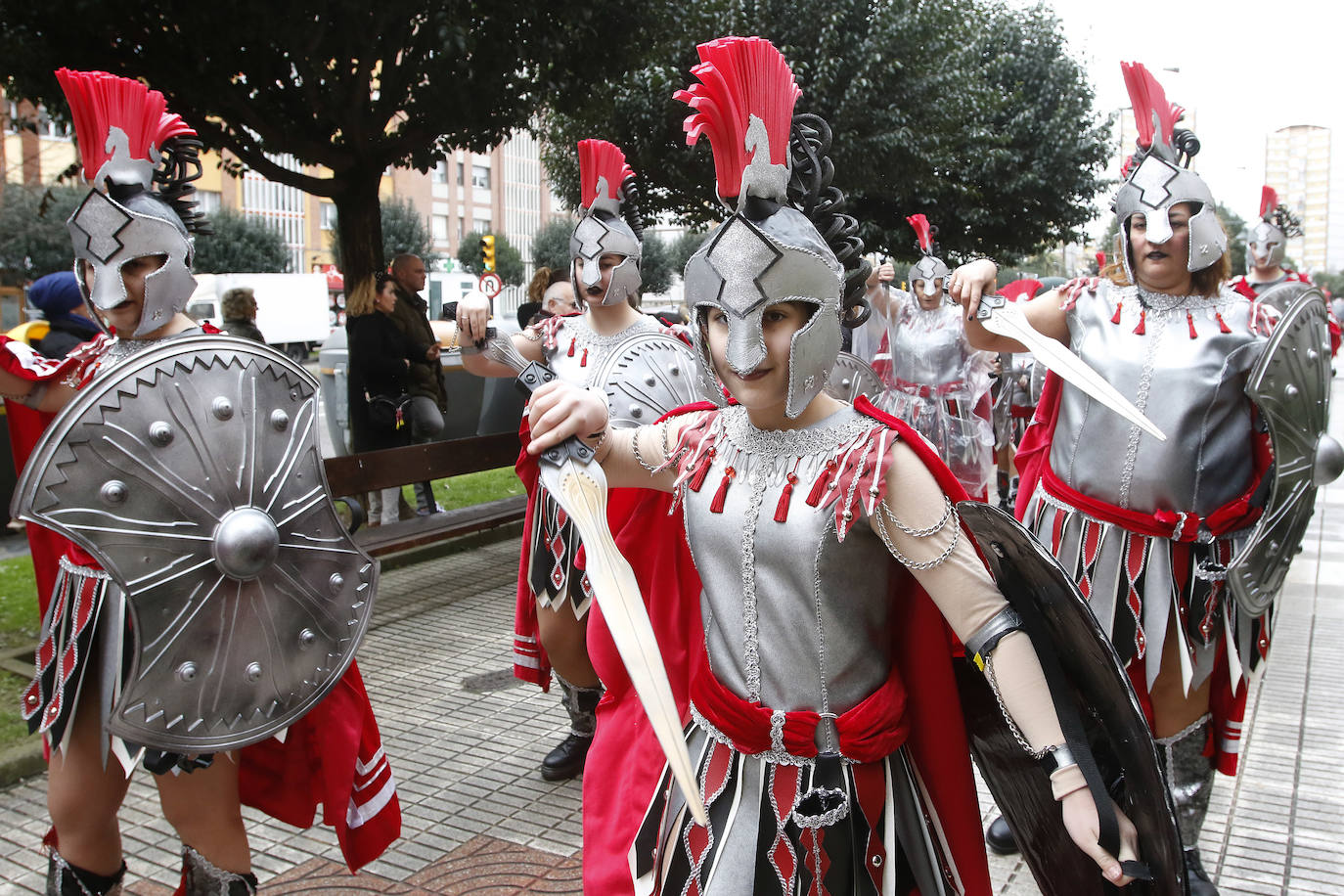 El barrio gijonés se echó a la calle con disfraces de soldados, animales varios o trolls