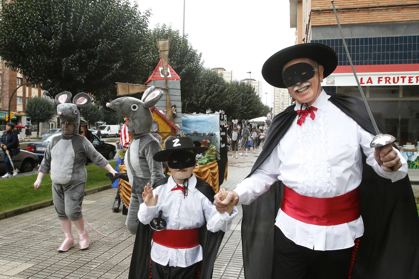 El barrio gijonés se echó a la calle con disfraces de soldados, animales varios o trolls