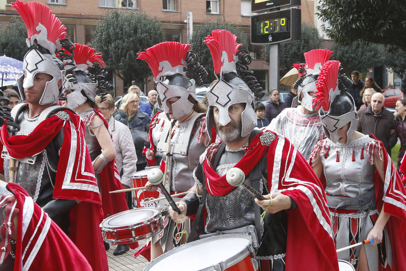 El barrio gijonés se echó a la calle con disfraces de soldados, animales varios o trolls