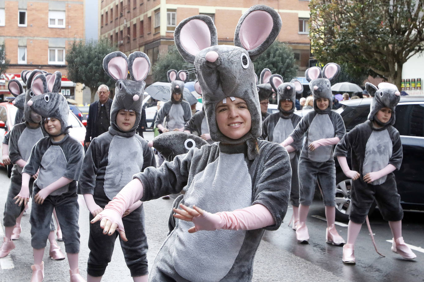 El barrio gijonés se echó a la calle con disfraces de soldados, animales varios o trolls