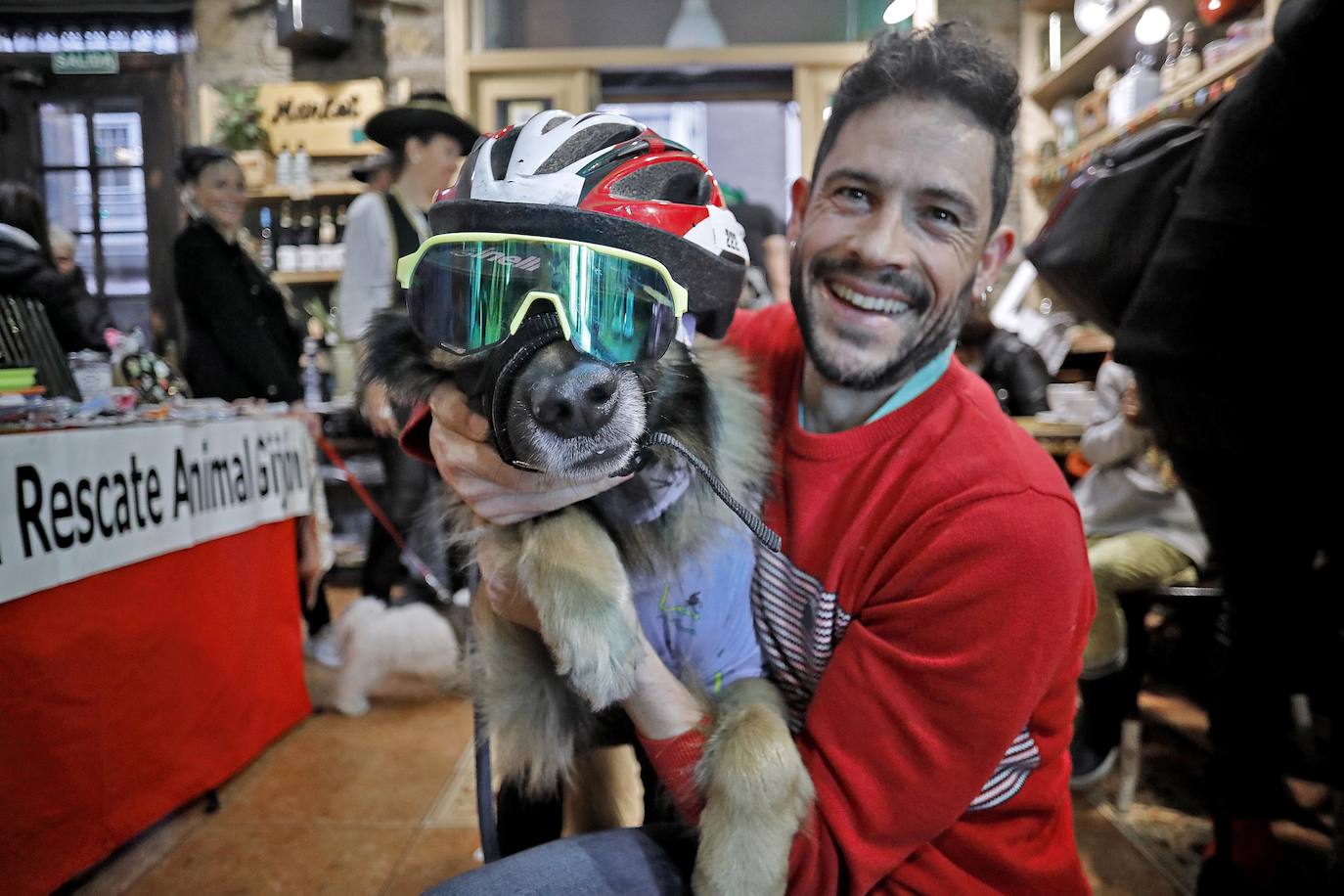 Animales y dueños disfrutaron este martes del tercer Perricarnaval en Green Zone Bio, donde desfilaron hasta treinta participantes