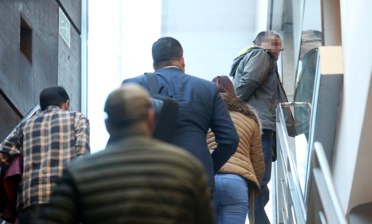 Parte de los acusados accediendo a la Audiencia Provincial. 