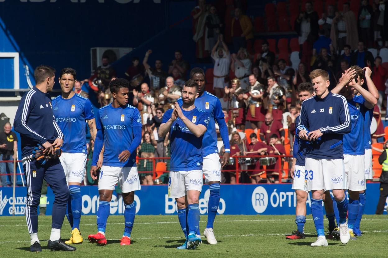 Los jugadores del Oviedo agradecen el apoyo a su afición desplazada a Lugo tras la conclusión del choque del domingo.