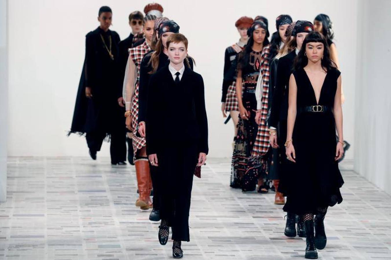 La Semana de la Moda de París ha arrancado y lo ha hecho con uno de los desfiles con más renombre, el de Dior. Un desfile de Otoño-Invierno 2020/2021 que ha estado marcado por la sostenibilidad, pero sobre todo por el feminismo. De hecho, durante el desfile se proyectaron algunos eslóganes en los que se podían leer mensajes como: 'El patriarcado mata el amor' o 'Cuando las mujeres hacen huelga, el mundo se paraliza'. Maria Grazia Chiuri (directora creativa de la marca) ha firmado una colección en la que los trajes de chaqueta, los abrigos de estilo británico y los vestidos vaporosos han sido los claros protagonistas, todo con un mismo hilo conductor: los estampados.