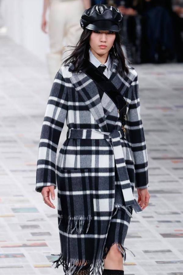 La Semana de la Moda de París ha arrancado y lo ha hecho con uno de los desfiles con más renombre, el de Dior. Un desfile de Otoño-Invierno 2020/2021 que ha estado marcado por la sostenibilidad, pero sobre todo por el feminismo. De hecho, durante el desfile se proyectaron algunos eslóganes en los que se podían leer mensajes como: 'El patriarcado mata el amor' o 'Cuando las mujeres hacen huelga, el mundo se paraliza'. Maria Grazia Chiuri (directora creativa de la marca) ha firmado una colección en la que los trajes de chaqueta, los abrigos de estilo británico y los vestidos vaporosos han sido los claros protagonistas, todo con un mismo hilo conductor: los estampados.