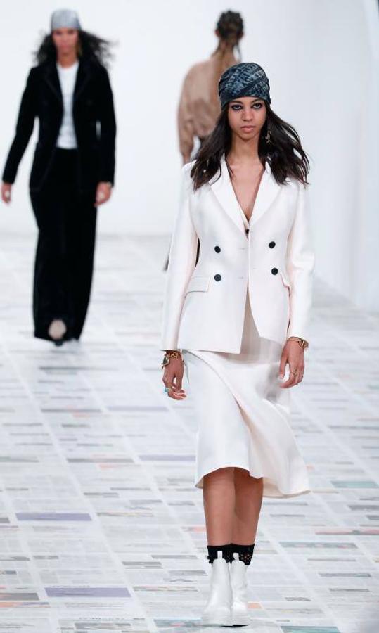 La Semana de la Moda de París ha arrancado y lo ha hecho con uno de los desfiles con más renombre, el de Dior. Un desfile de Otoño-Invierno 2020/2021 que ha estado marcado por la sostenibilidad, pero sobre todo por el feminismo. De hecho, durante el desfile se proyectaron algunos eslóganes en los que se podían leer mensajes como: 'El patriarcado mata el amor' o 'Cuando las mujeres hacen huelga, el mundo se paraliza'. Maria Grazia Chiuri (directora creativa de la marca) ha firmado una colección en la que los trajes de chaqueta, los abrigos de estilo británico y los vestidos vaporosos han sido los claros protagonistas, todo con un mismo hilo conductor: los estampados.