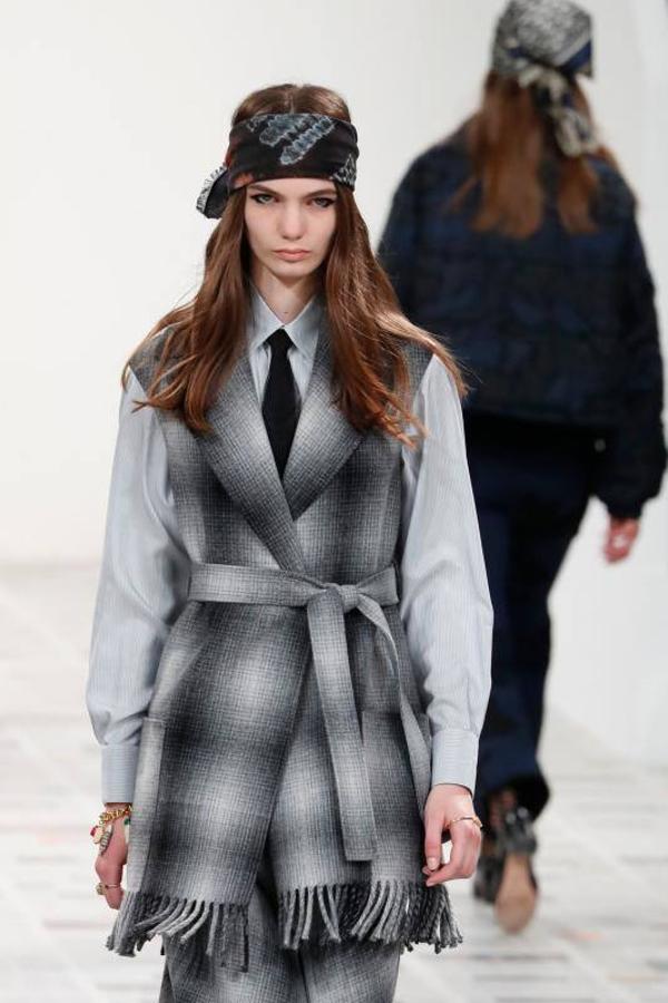 La Semana de la Moda de París ha arrancado y lo ha hecho con uno de los desfiles con más renombre, el de Dior. Un desfile de Otoño-Invierno 2020/2021 que ha estado marcado por la sostenibilidad, pero sobre todo por el feminismo. De hecho, durante el desfile se proyectaron algunos eslóganes en los que se podían leer mensajes como: 'El patriarcado mata el amor' o 'Cuando las mujeres hacen huelga, el mundo se paraliza'. Maria Grazia Chiuri (directora creativa de la marca) ha firmado una colección en la que los trajes de chaqueta, los abrigos de estilo británico y los vestidos vaporosos han sido los claros protagonistas, todo con un mismo hilo conductor: los estampados.