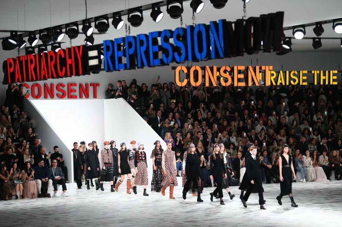 La Semana de la Moda de París ha arrancado y lo ha hecho con uno de los desfiles con más renombre, el de Dior. Un desfile de Otoño-Invierno 2020/2021 que ha estado marcado por la sostenibilidad, pero sobre todo por el feminismo. De hecho, durante el desfile se proyectaron algunos eslóganes en los que se podían leer mensajes como: 'El patriarcado mata el amor' o 'Cuando las mujeres hacen huelga, el mundo se paraliza'. Maria Grazia Chiuri (directora creativa de la marca) ha firmado una colección en la que los trajes de chaqueta, los abrigos de estilo británico y los vestidos vaporosos han sido los claros protagonistas, todo con un mismo hilo conductor: los estampados.