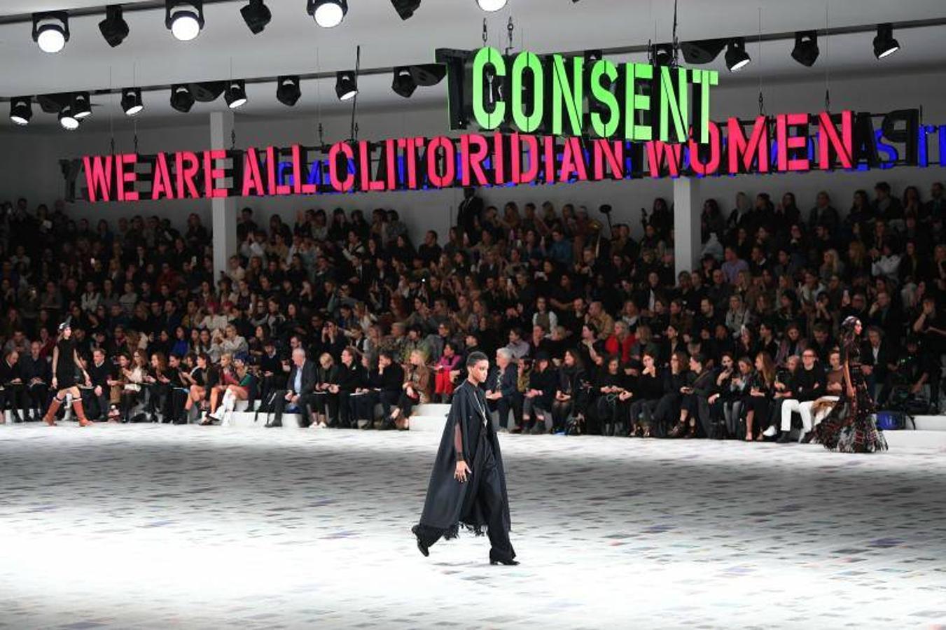 La Semana de la Moda de París ha arrancado y lo ha hecho con uno de los desfiles con más renombre, el de Dior. Un desfile de Otoño-Invierno 2020/2021 que ha estado marcado por la sostenibilidad, pero sobre todo por el feminismo. De hecho, durante el desfile se proyectaron algunos eslóganes en los que se podían leer mensajes como: 'El patriarcado mata el amor' o 'Cuando las mujeres hacen huelga, el mundo se paraliza'. Maria Grazia Chiuri (directora creativa de la marca) ha firmado una colección en la que los trajes de chaqueta, los abrigos de estilo británico y los vestidos vaporosos han sido los claros protagonistas, todo con un mismo hilo conductor: los estampados.