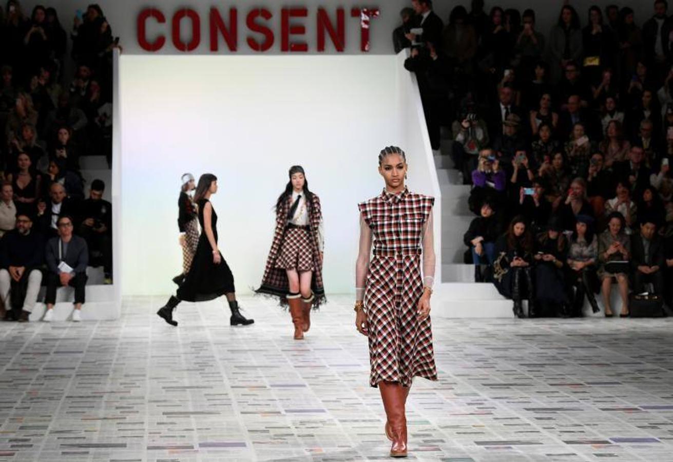 La Semana de la Moda de París ha arrancado y lo ha hecho con uno de los desfiles con más renombre, el de Dior. Un desfile de Otoño-Invierno 2020/2021 que ha estado marcado por la sostenibilidad, pero sobre todo por el feminismo. De hecho, durante el desfile se proyectaron algunos eslóganes en los que se podían leer mensajes como: 'El patriarcado mata el amor' o 'Cuando las mujeres hacen huelga, el mundo se paraliza'. Maria Grazia Chiuri (directora creativa de la marca) ha firmado una colección en la que los trajes de chaqueta, los abrigos de estilo británico y los vestidos vaporosos han sido los claros protagonistas, todo con un mismo hilo conductor: los estampados.