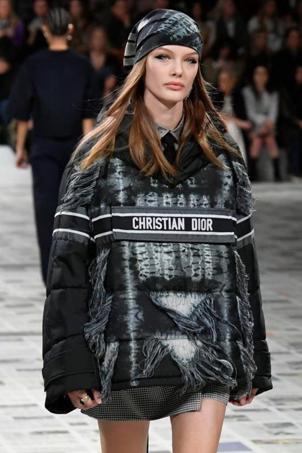 La Semana de la Moda de París ha arrancado y lo ha hecho con uno de los desfiles con más renombre, el de Dior. Un desfile de Otoño-Invierno 2020/2021 que ha estado marcado por la sostenibilidad, pero sobre todo por el feminismo. De hecho, durante el desfile se proyectaron algunos eslóganes en los que se podían leer mensajes como: 'El patriarcado mata el amor' o 'Cuando las mujeres hacen huelga, el mundo se paraliza'. Maria Grazia Chiuri (directora creativa de la marca) ha firmado una colección en la que los trajes de chaqueta, los abrigos de estilo británico y los vestidos vaporosos han sido los claros protagonistas, todo con un mismo hilo conductor: los estampados.