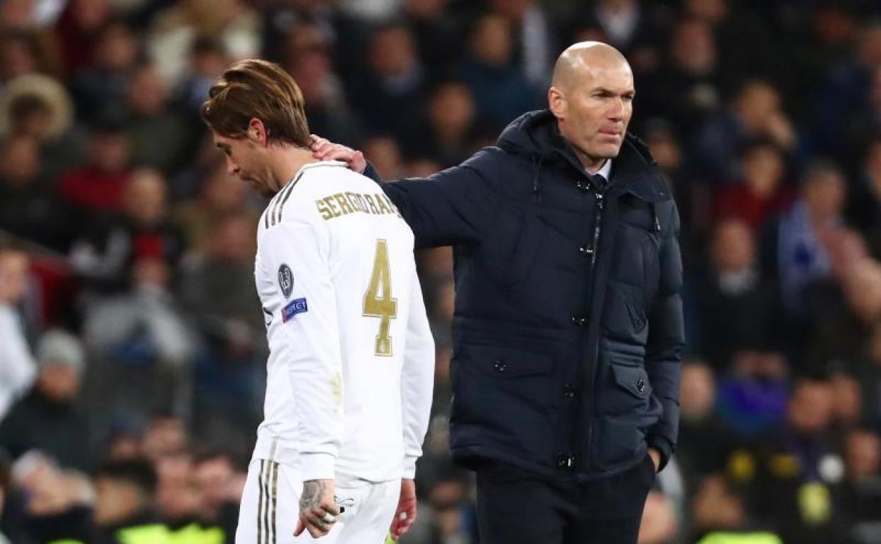 Zinedine Zidane intenta consolar al expulsado Sergio Ramos. 