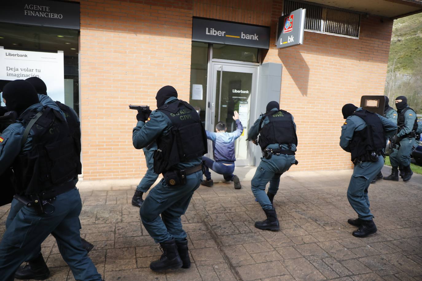 La Guardia Civil realiza un simulacro de atraco con rehenes en una sucursal bancaria en Santa Eulalia de Morcín.