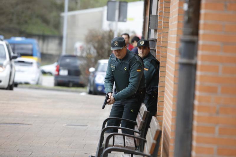 La Guardia Civil realiza un simulacro de atraco con rehenes en una sucursal bancaria en Santa Eulalia de Morcín.