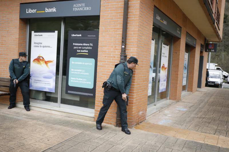 La Guardia Civil realiza un simulacro de atraco con rehenes en una sucursal bancaria en Santa Eulalia de Morcín.