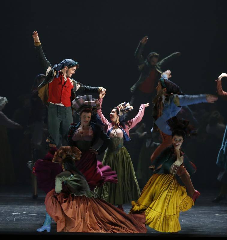 La temporada de zarzuela de Oviedo ha comenzado este jueves con la representación de 'El Barberillo de Lavapiés', la obra del maestro Barbieri y con libreto de Luis Mariano de Larra, en el Teatro Campoamor de la mano de Miquel Ortega. 