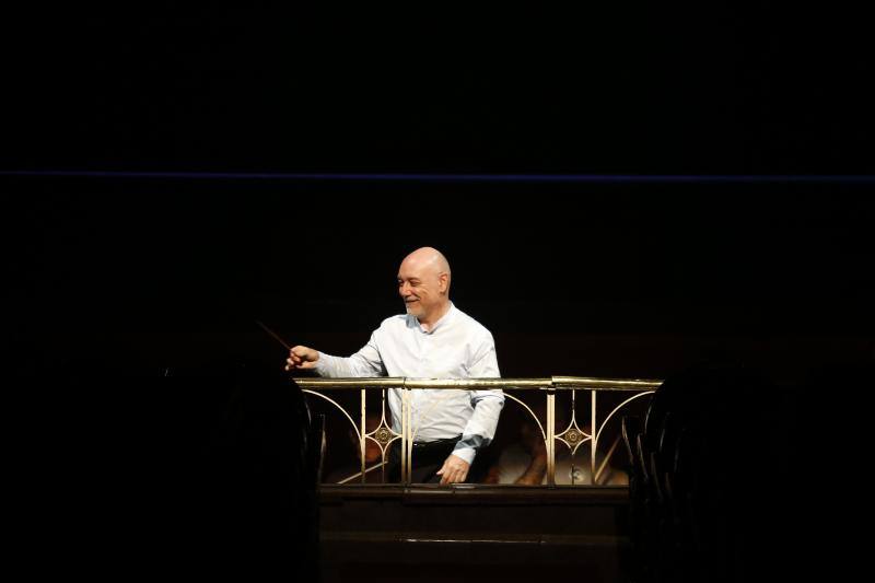 La temporada de zarzuela de Oviedo ha comenzado este jueves con la representación de 'El Barberillo de Lavapiés', la obra del maestro Barbieri y con libreto de Luis Mariano de Larra, en el Teatro Campoamor de la mano de Miquel Ortega. 