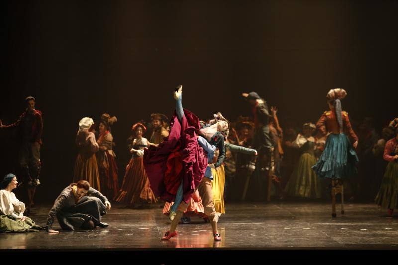 La temporada de zarzuela de Oviedo ha comenzado este jueves con la representación de 'El Barberillo de Lavapiés', la obra del maestro Barbieri y con libreto de Luis Mariano de Larra, en el Teatro Campoamor de la mano de Miquel Ortega. 