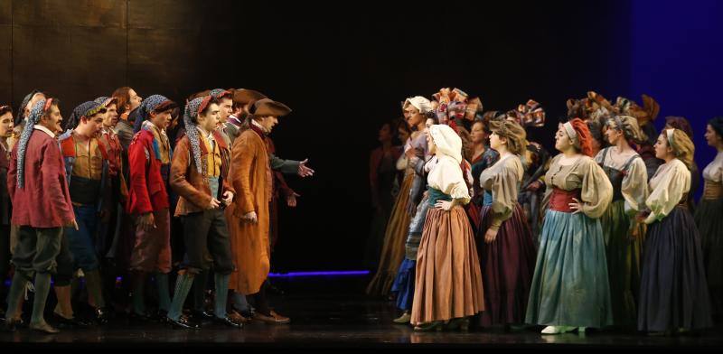 La temporada de zarzuela de Oviedo ha comenzado este jueves con la representación de 'El Barberillo de Lavapiés', la obra del maestro Barbieri y con libreto de Luis Mariano de Larra, en el Teatro Campoamor de la mano de Miquel Ortega. 